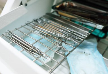 Sterilizatöre yakın diş aletleri.