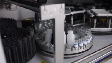 Çalışma sürecinde modern otomatikleştirilmiş makine, klinik kimya analizi, kimyasal patoloji, tıbbi biyokimya, vücut sıvıları analizi, kan ve idrar analizi.