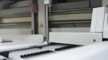 Çalışma sürecinde modern otomatikleştirilmiş makine, klinik kimya analizi, kimyasal patoloji, tıbbi biyokimya, vücut sıvıları analizi, kan ve idrar analizi.