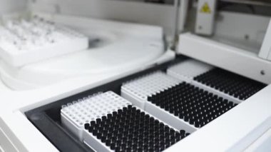 Kan, idrar ve biyomalzemelerle çalışmak için analiz cihazı. Modern tıbbi bilgisayar donanımı