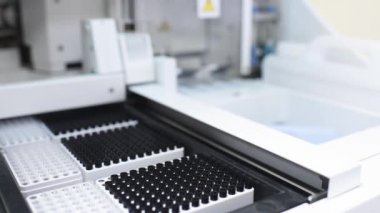 Çalışma sürecinde modern otomatikleştirilmiş makine, klinik kimya analizi, kimyasal patoloji, tıbbi biyokimya, vücut sıvıları analizi, kan ve idrar analizi.