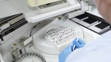 Çalışma sürecinde modern otomatikleştirilmiş makine, klinik kimya analizi, kimyasal patoloji, tıbbi biyokimya, vücut sıvıları analizi, kan ve idrar analizi.