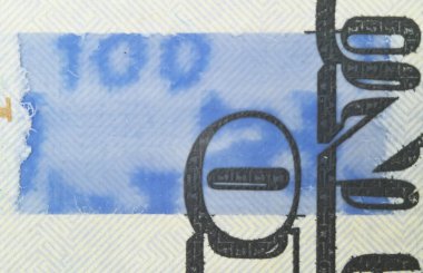 Yakın plan üç boyutlu mavi bir şerit ve 100 Amerikan doları üzerinde holografik bir görüntü var..