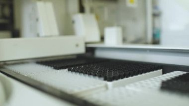 PCR laboratuarında test tüpleri olan bir analiz cihazı.