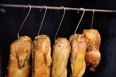 Bıldırcın leşleri tütsüleme evinde tüttürülür.