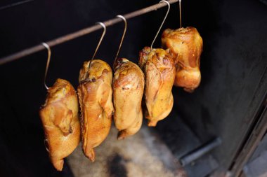 Bıldırcın leşleri tütsüleme evinde tüttürülür.