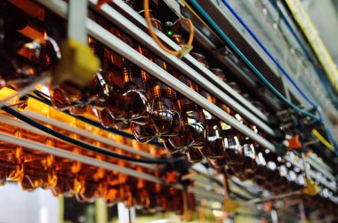 Taşıyıcı bantta boş plastik PET şişeleri.