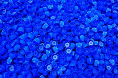 Bir sürü plastik mavi şişe kapağı.