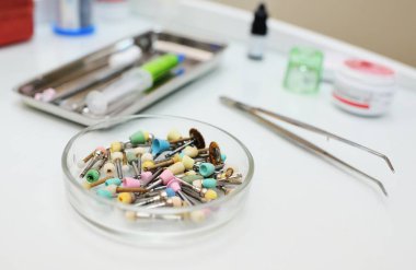 Çok renkli parlatıcı başlıklar, dolguları işlemek ve dişlerin yakın plan yenilenmesi için.