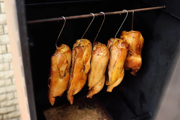 Bıldırcın leşleri tütsüleme evinde tüttürülür.