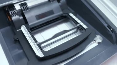 Modern bir laboratuvar analizcisi üzerinde çalışan pembe lastik eldivenli bir laboratuvar çalışanı veya hemşirenin elleri..