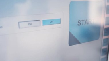 Modern bir biyokimya laboratuvarındaki bir bilim adamının eli DNA analizcisinin monitöründeki başlama düğmesine basar..