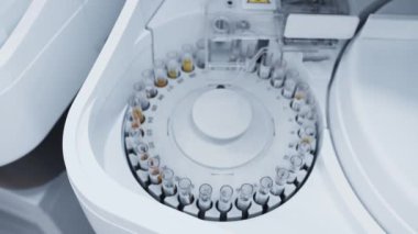 Kan, idrar ve biyomalzemelerle çalışmak için analiz cihazı. Modern tıbbi bilgisayar donanımı