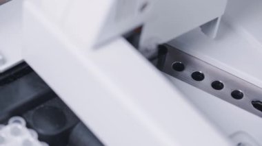 Kan, idrar ve biyomalzemelerle çalışmak için analiz cihazı. Modern tıbbi bilgisayar donanımı