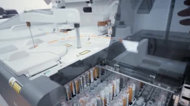 Modern bir mikrobiyoloji laboratuvarının kadın çalışanı kan örneklerini bir biyokimya laboratuvarına kan analizcisi olarak gönderir..