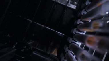 Biyokimya laboratuarının içinde plazma bulunan test tüpleri kan analizcisi.