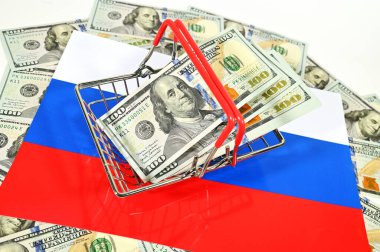 Rus üç renkli bayrağının arka planında Amerikan doları olan bir süpermarket sepeti..