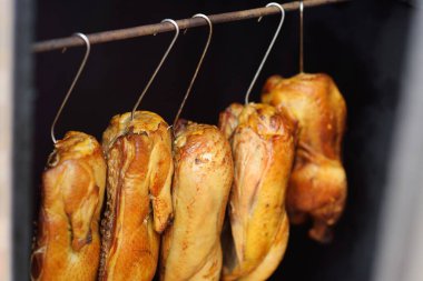 Bıldırcın leşleri tütsüleme evinde tüttürülür.