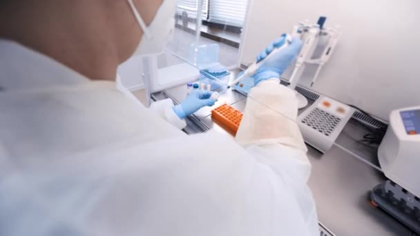 Kobieta naukowiec robi PCR DNA testy w nowoczesnym chemicznym i bakteriologicznym laboratorium. — Wideo stockowe