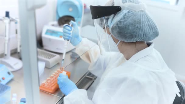 Uma Cientista Fêmea Faz Testes Dna Pcr Laboratório Químico Bacteriológico — Vídeo de Stock