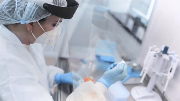 Bir Kadın Bilim Adamı Modern Bir Kimya Bakteri Laboratuvarında Pcr — Stok video