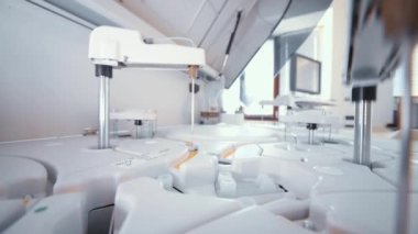 Modern biyokimya laboratuvarı kan analizörü, renk ölçümü, turbidimetri, lateks aglütinasyonu. İmmünolojik analiz cihazının mekanizması içeriden..