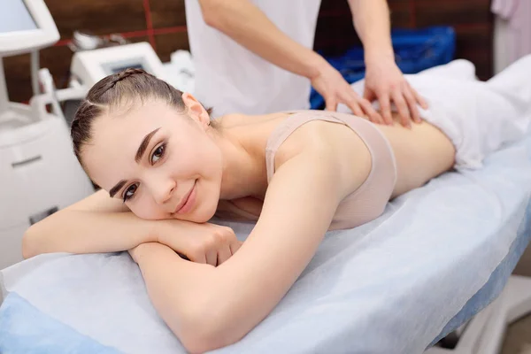Egy Modern Kozmetikai Klinika Masszőre Masszírozza Egy Fiatal Vonzó Nőnek — Stock Fotó