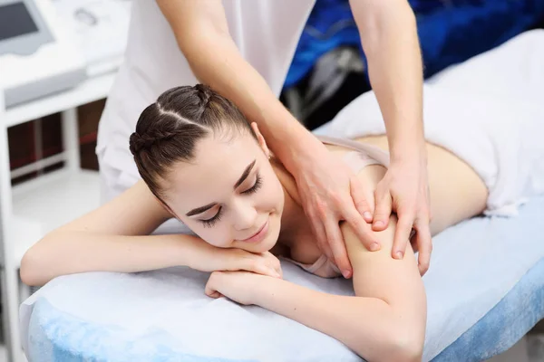Masseur Man Doing Shoulder Girdle Massage Attractive Young Woman — Stock Photo, Image