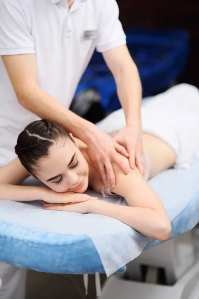 Masażystka Nowoczesnej Klinice Kosmetologicznej Robi Masaż Młodej Atrakcyjnej Kobiecie — Zdjęcie stockowe