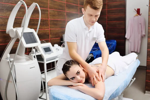 Masseur Mann Tut Schultergürtel Massage Attraktive Junge Frau — Stockfoto