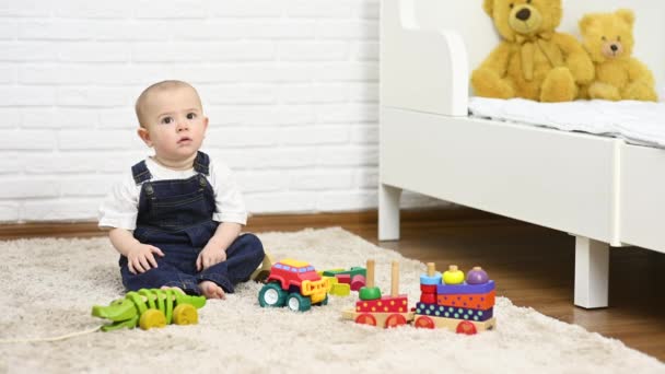 Bebé Niño Overoles Mezclilla Juega Con Juguetes Sentados Alfombra Contra — Vídeo de stock