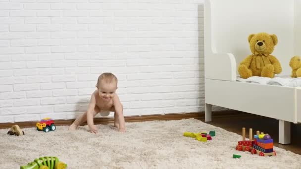 Niño Pañal Desechable Los Primeros Pasos Descalzo Alfombra Contra Fondo — Vídeo de stock