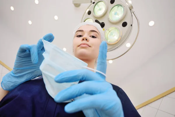 Egy Csinos Fiatal Kék Gumikesztyűben Sebészeti Lámpa Hátterében Steril Maszkot — Stock Fotó