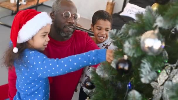 Família Afro Americana Pai Duas Crianças Pequenas Chapéus Santa Sorriem — Vídeo de Stock