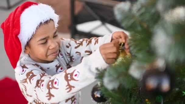 Niño Afroamericano Suéter Con Ciervos Sombrero Santa Sonríe Decora Árbol — Vídeos de Stock