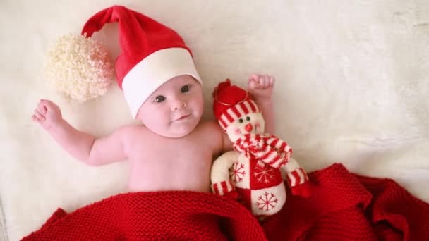 Seorang Bayi Lucu Topi Santa Dengan Bubo Besar Ditutupi Dengan — Stok Video