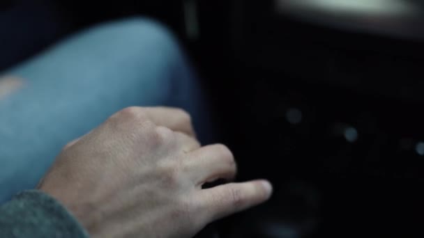 Detailní záběr rukou leží na převodovce a přepíná rychlostní stupeň. Koncept silnic a řidičů. — Stock video