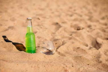 Yaz kumsalı kumsalı şişesi ve cam.