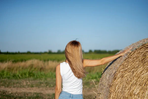 Žena Užívá Procházku Pšeničném Poli Balíky Sena Létě Slunečný Den — Stock fotografie