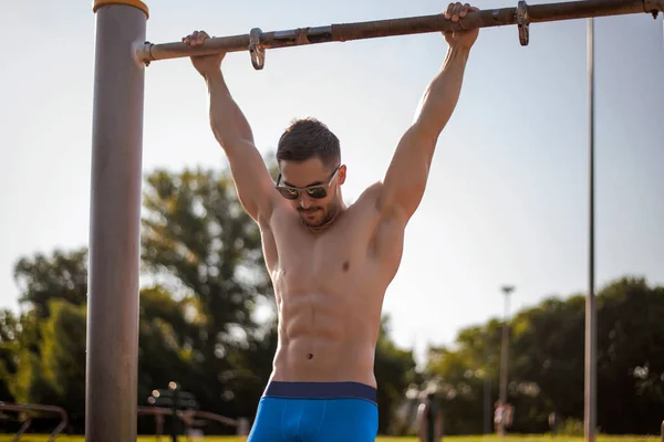 Yakışıklı Erkek Vücut Geliştirme Sporcusu Güneşli Bir Sabahta Spor Tesislerinde — Stok fotoğraf