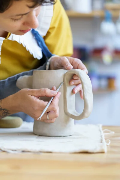 Керамический магазин Малый бизнес: процесс моделирования и формирования глиняной банки в керамической студии или мастерской — стоковое фото