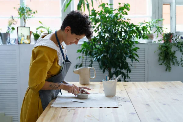 Ung keramik dam, keramik studio ägare förbereda köksutrustning för workshop lektion i kreativ studio — Stockfoto