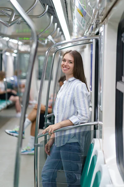 Feliz joven chica dentro metro vagón estudiante volver a casa de un examen exitoso en la universidad — Foto de Stock