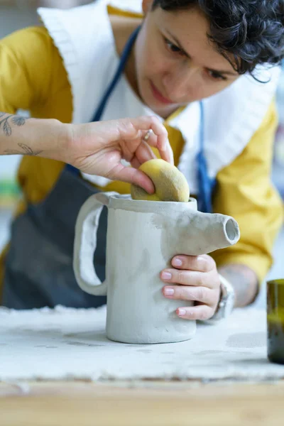 Jeune fille artiste poterie forme cruche d'argile brute avec éponge humide. Femme artisanat femme atelier d'art — Photo