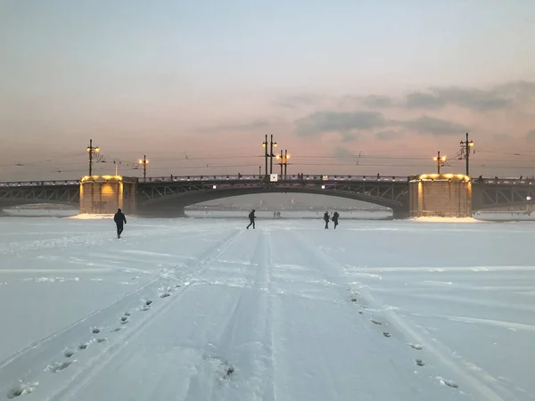 Άνθρωποι Που Διασχίζουν Παγωμένο Ποτάμι Neva Στην Αγία Πετρούπολη Ηλιοβασίλεμα — Φωτογραφία Αρχείου