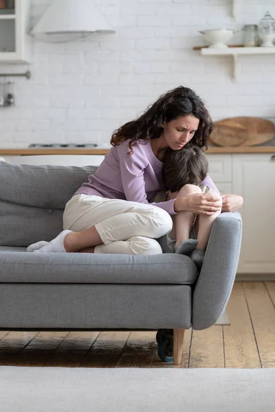 Maman attentionnée embrasser enfant offensé garçon pleurer après abus. Inquiet jeune maman câlin stressé garçon d'âge préscolaire — Photo