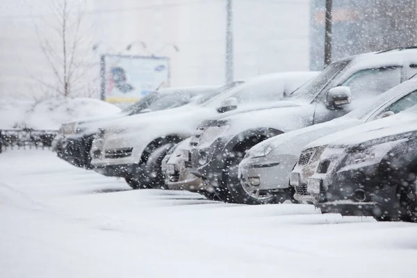 Samochody Parkingu Pokryte Śniegiem Zła Zima Ludzie Unikają Jazdy Podczas — Zdjęcie stockowe