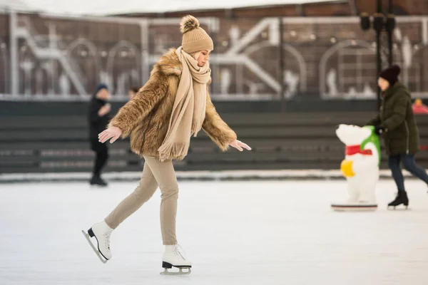 女の子はオープン冬のアイスリンクでフィギュアスケートを学びます 若い女性スケーターは アイスリンク 冬の天気 季節のレクリエーション活動やクリスマス休暇でスケートを楽しむ アクティブライフスタイルコンセプト — ストック写真