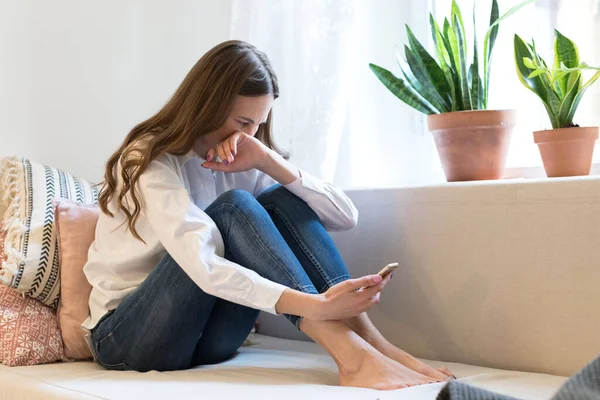 Jonge Vrouw Huilen Lezen Sms Smartphone Lijden Aan Breuk Met — Stockfoto