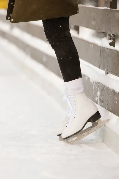 Gros Plan Des Jambes Des Patineuses Patinoire Ouverte Vue Latérale — Photo